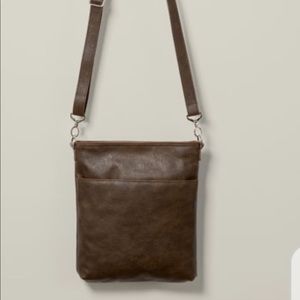 Thirty One Distressed Cheatnut Pebble crossbody 🔥